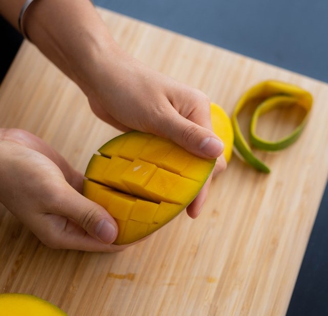 новый и вкусный рецепт салата из манго с чесноком