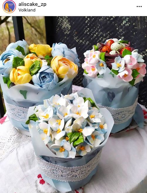 паска з професійним квітковим декором в жовтих та блакитних кольорах