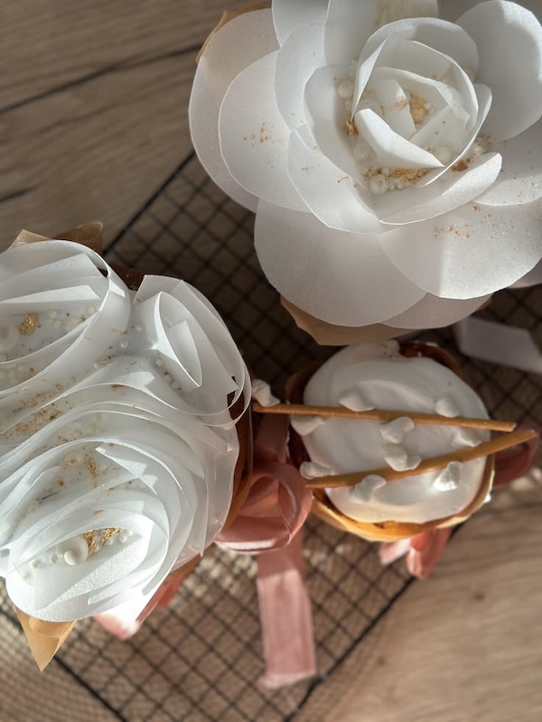 Паска з декором з білих вафельних квітів