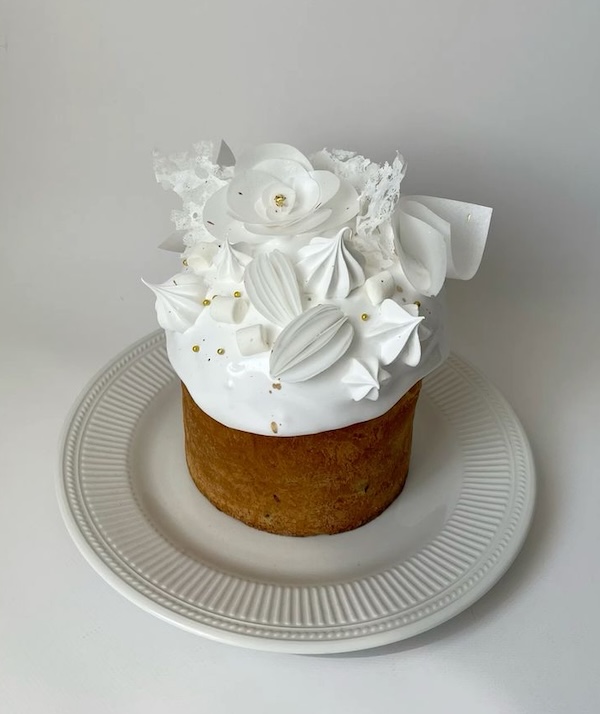 декор паски 2026 з вафельним папером та зефірками та бізе