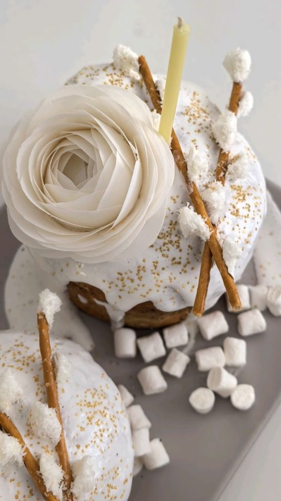 декор паски з вафельним папером квітами