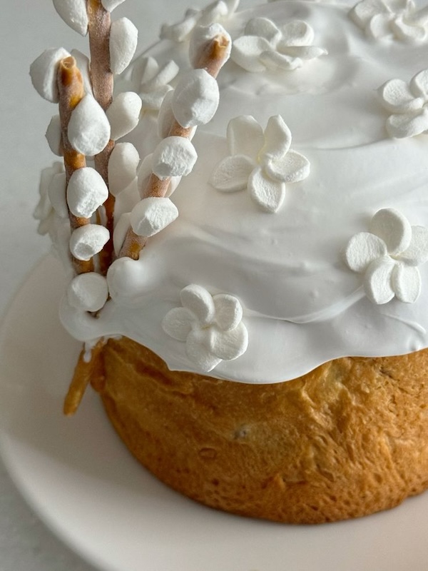 Декор паски 2026 порізаними маршмеллоу та гілочками верби з солодкої соломки та маршмеллоу