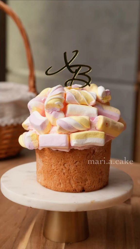 декор паски 2026 з кольоровими зефірками маршмеллоу