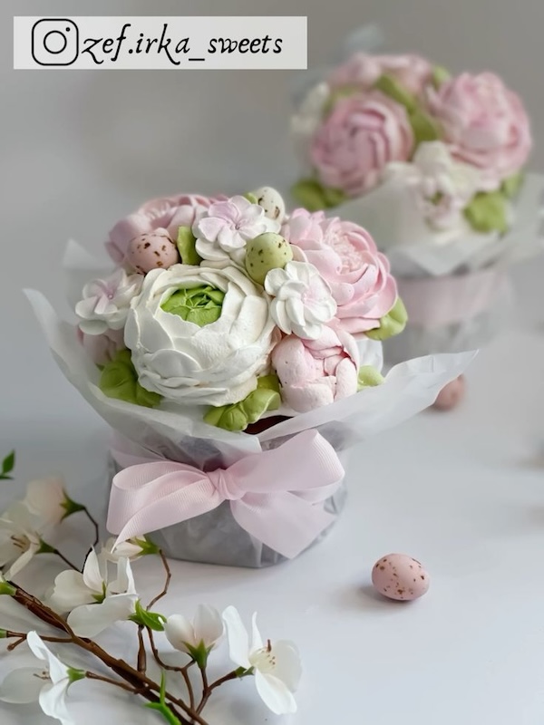 декор паски 2026 з зефірними квітами