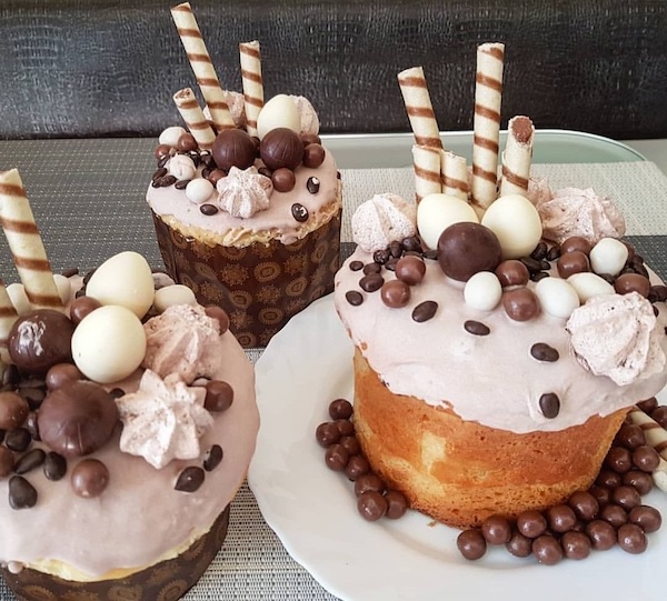 декор паски 2026 вафельними трубочками печивом та шоколадними цукерками