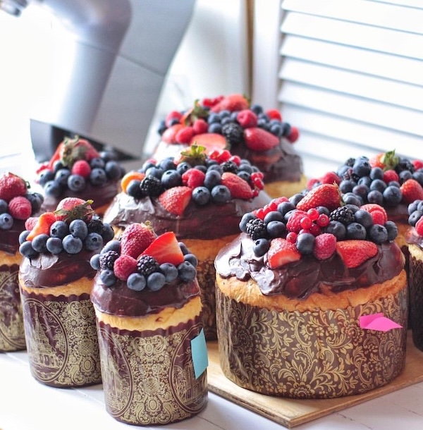 декор паски з шоколадом та ягодами