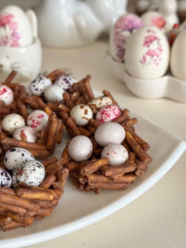 декор на паску гнізда з соломки та шоколаду та яєчок своїми руками просто та швидко